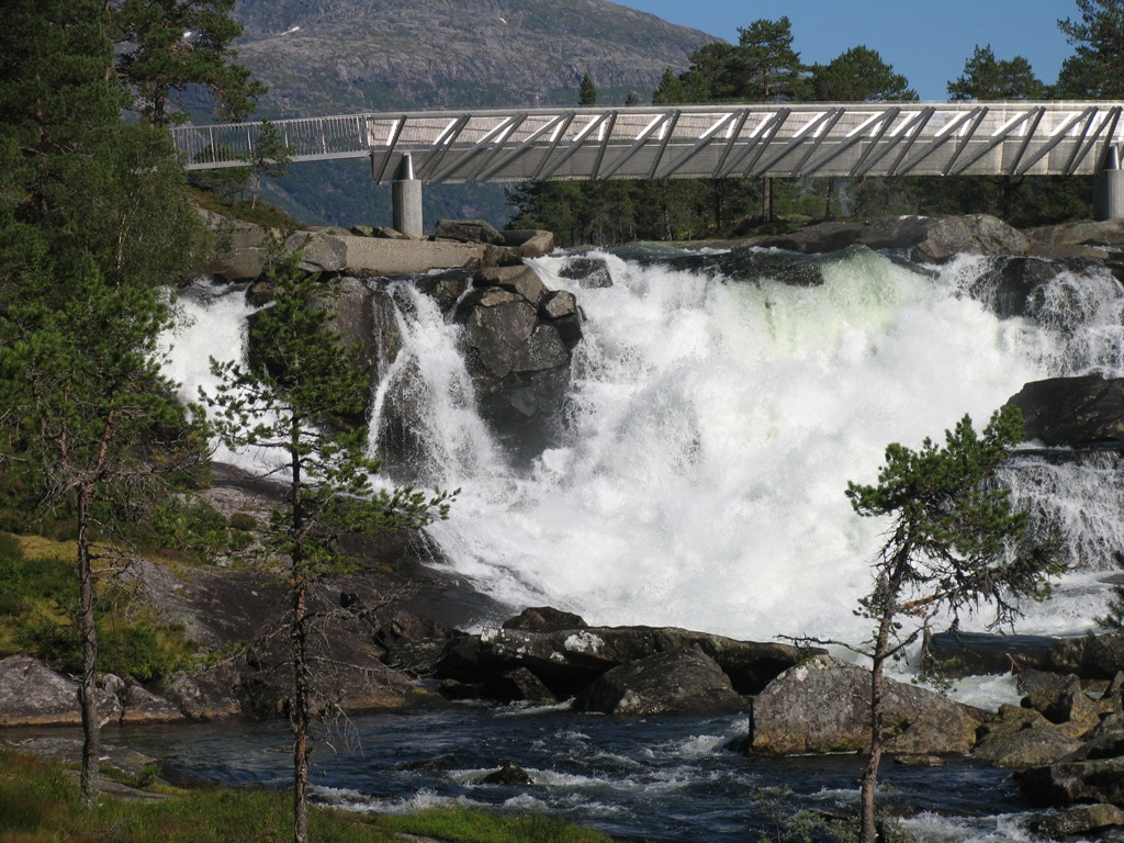 Brua over fossen